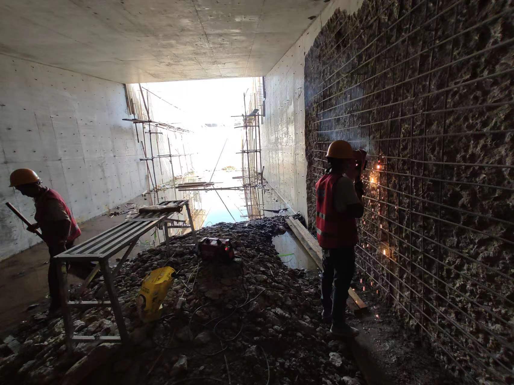 东湖挖断承重墙导致楼体开裂，加固施工方案出炉